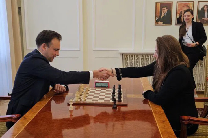 ¿Cuán fuerte es el ministro polaco de Finanzas? Andrzej Domanski se enfrentó a Judit Polgar en Varsovia